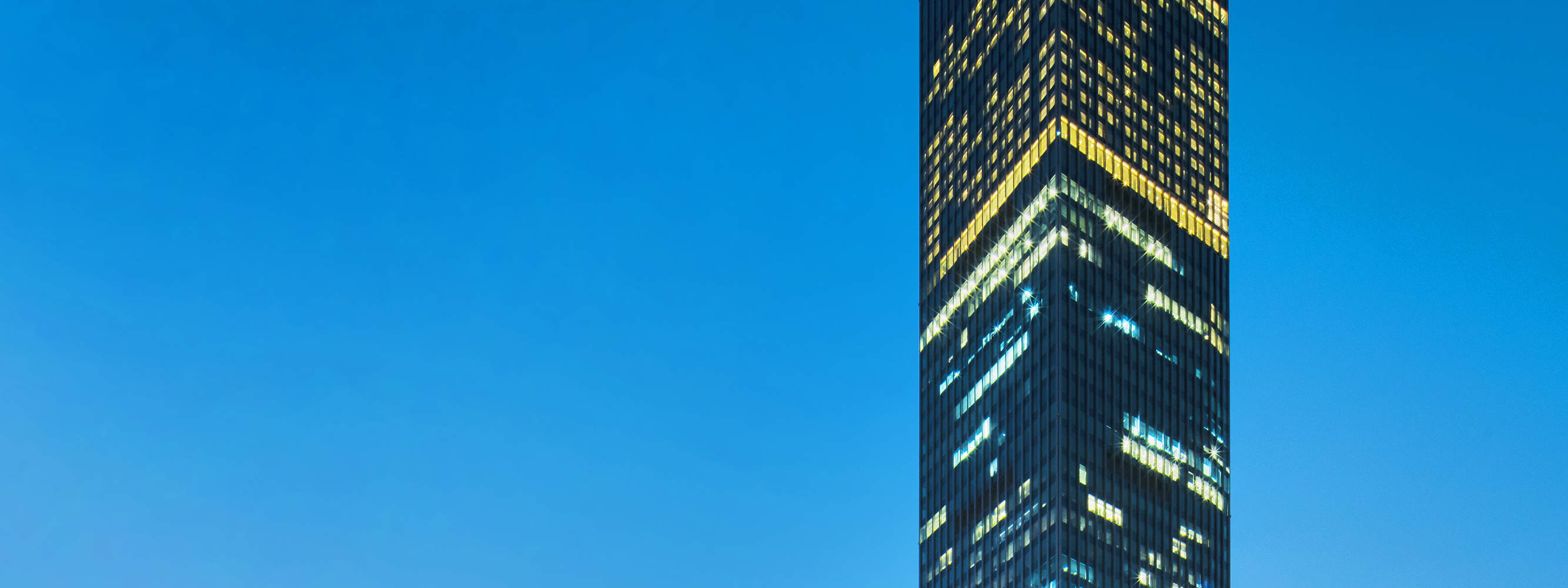 酒店坐落於粵港澳大灣區特大型綜合交通樞紐-深圳北站東廣 場，身處深圳龍華區繁華商圈。地理位置優越，交通便利，向 南可輻射深圳六大行政區